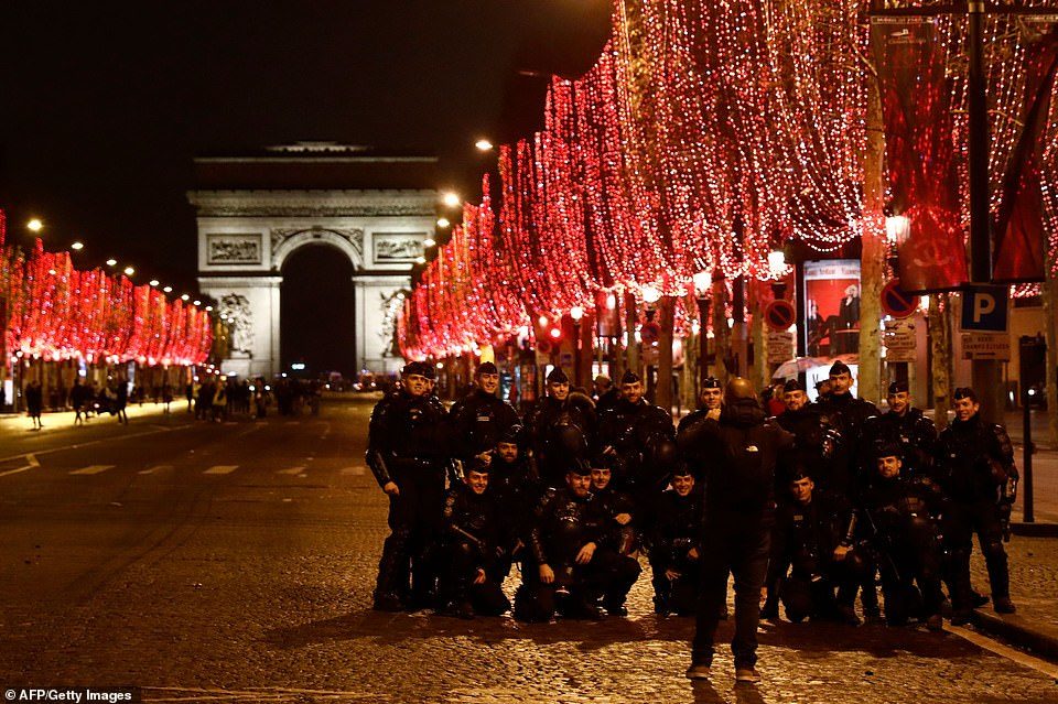 Click to enlarge french police yellow vests