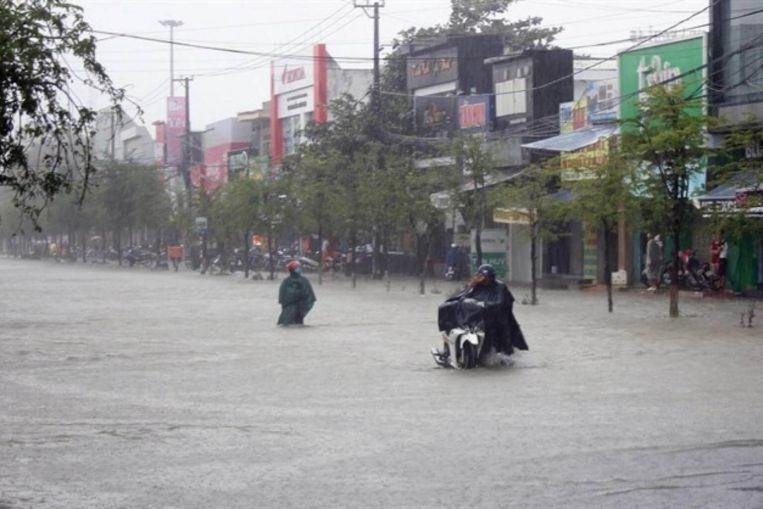 Heavy rains submerge Phan Chu Trinh Road in