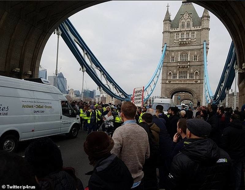 Click to enlarge yellow vests westminster bridge london