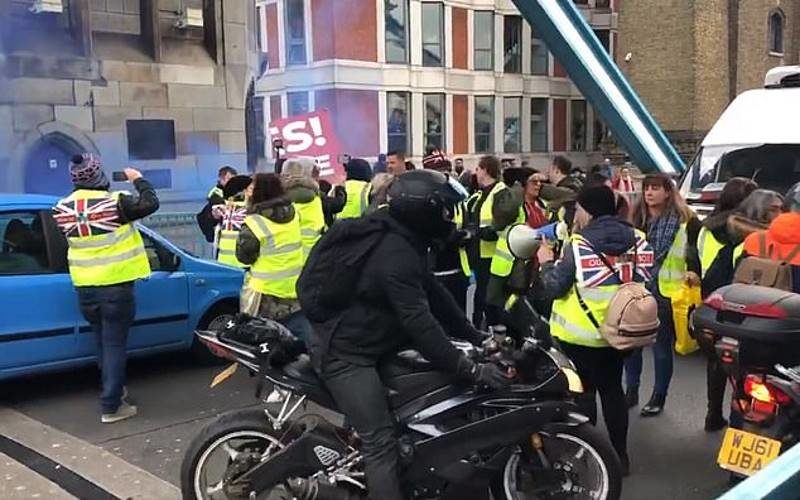 Click to enlarge yellow vests london