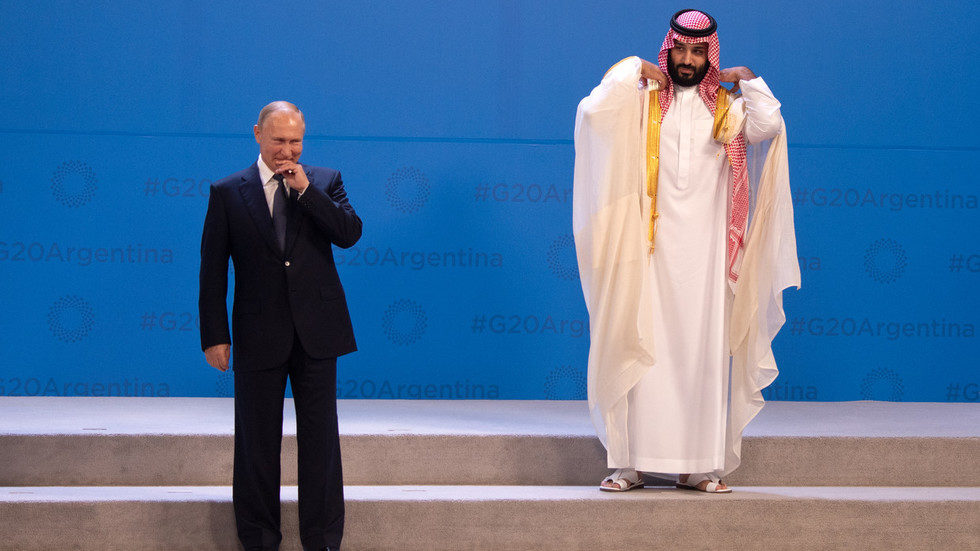 Mohammed bin Salman (r) and Vladimir Putin