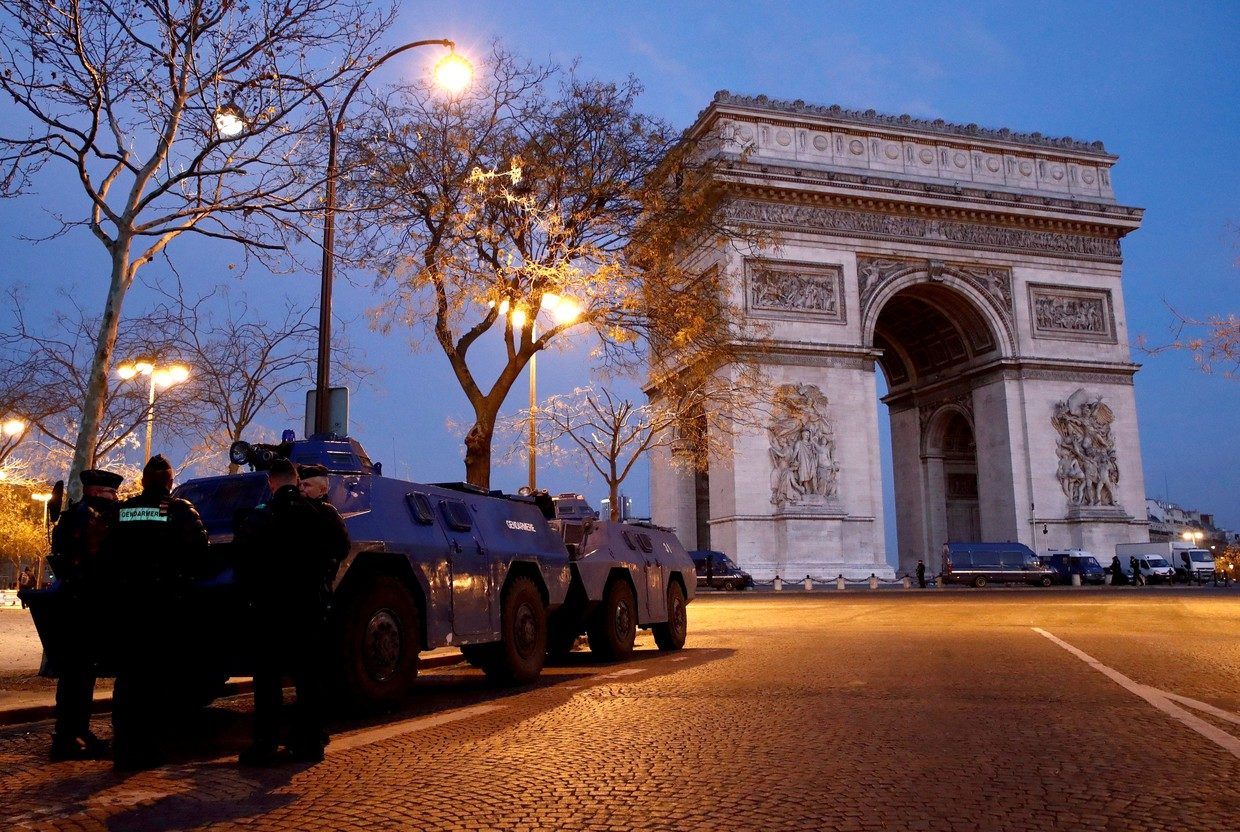 Gendarmes  Arc de Triomphe