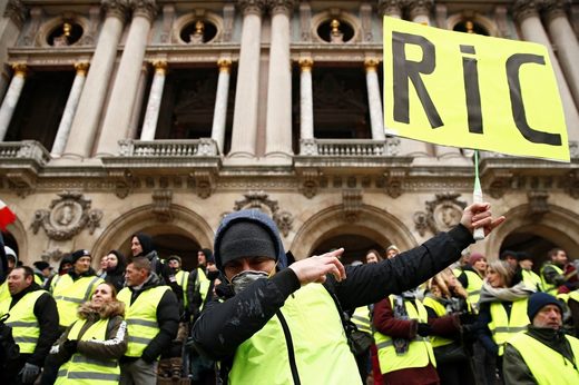 gilets jaunes protest paris