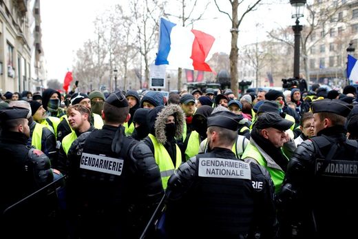 gilets jaunes paris protest