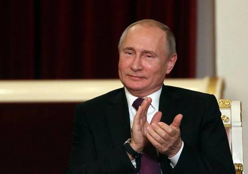Click to enlarge Putin applaud concert