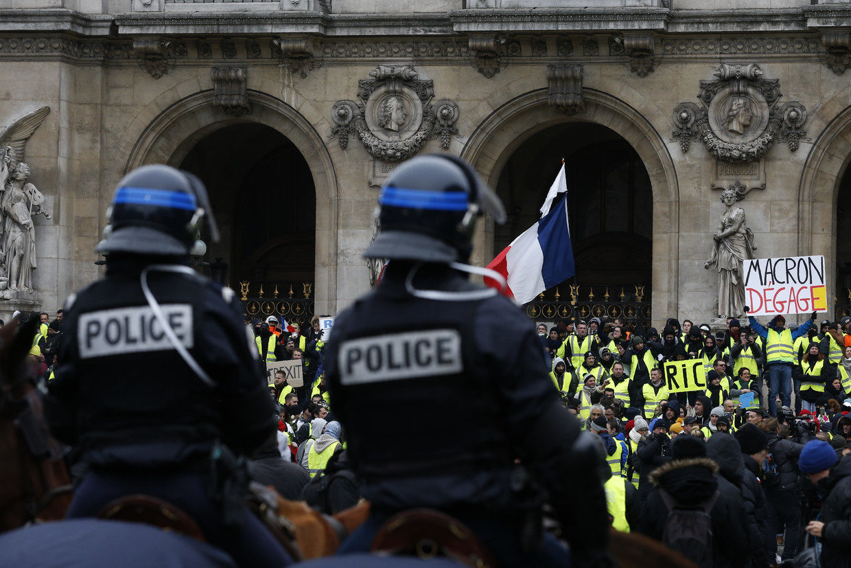 Click to enlarge TV censor yellow vest placard