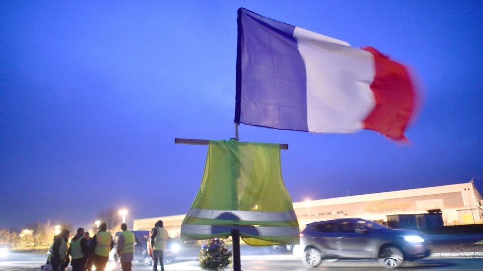 Click to enlarge Yellow vests protesters at the South Le Mans