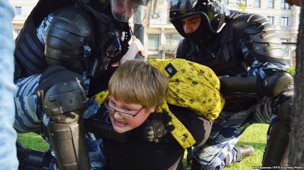 moscow outlaws children protests