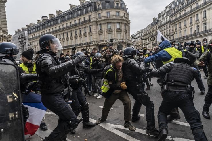 Click to enlarge Yellow vest protesters clash with police