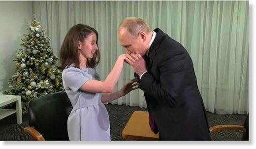 Î‘Ï€Î¿Ï„Î­Î»ÎµÏƒÎ¼Î± ÎµÎ¹ÎºÏŒÎ½Î±Ï‚ Î³Î¹Î± A BLIND GIRL TAKES INTERVIEW FROM PUTIN