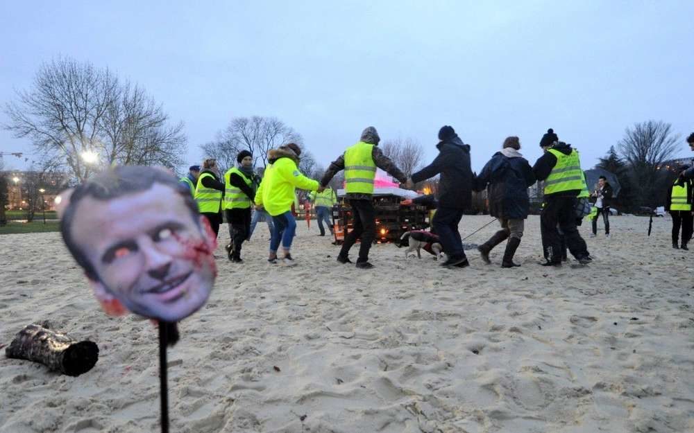 yellow vests mock execution macron angouleme france