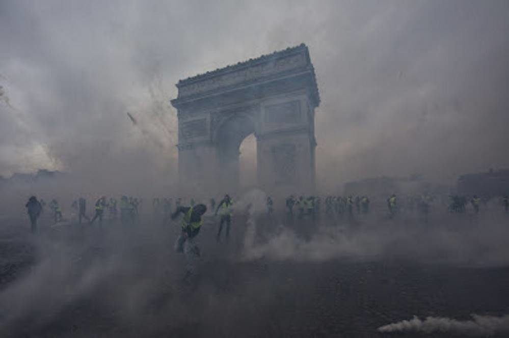 Click to enlarge arc de triomphe tear gas yellow vests