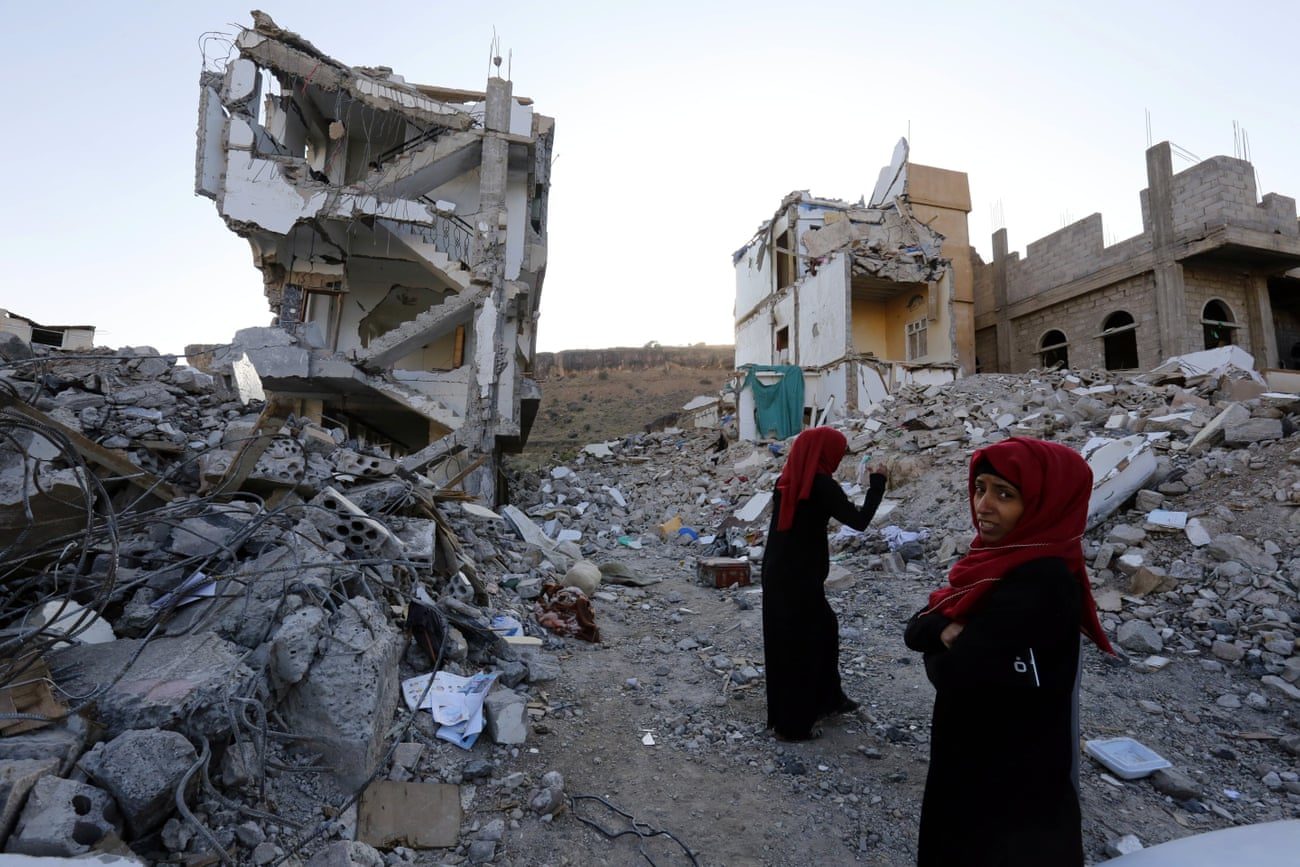 Click to enlarge Yemen women inspect bomb