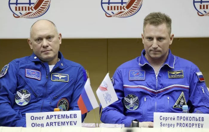 2 cosmonauts