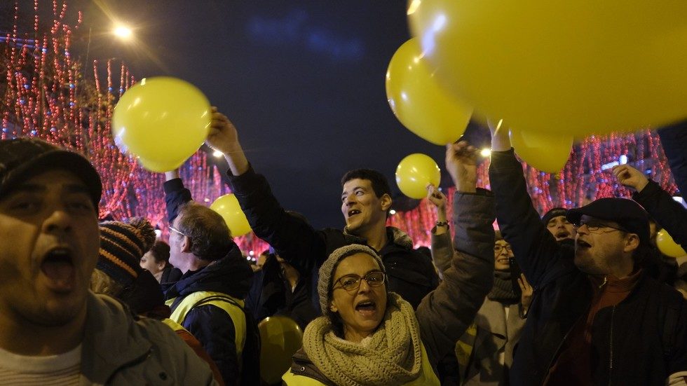 Click to enlarge yellow vests