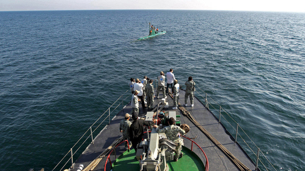Iranian navy maneuvers