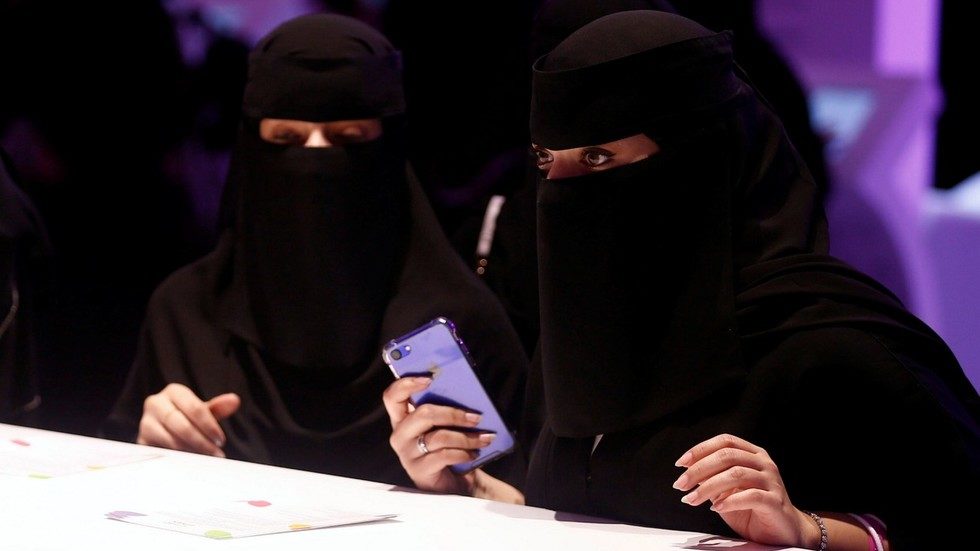 Click to enlarge Saudi women