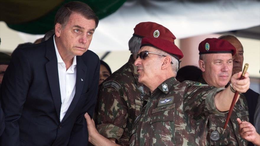 militares brasileros y Bolsonaro
