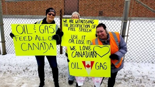 Click to enlarge yellow vest manitoba