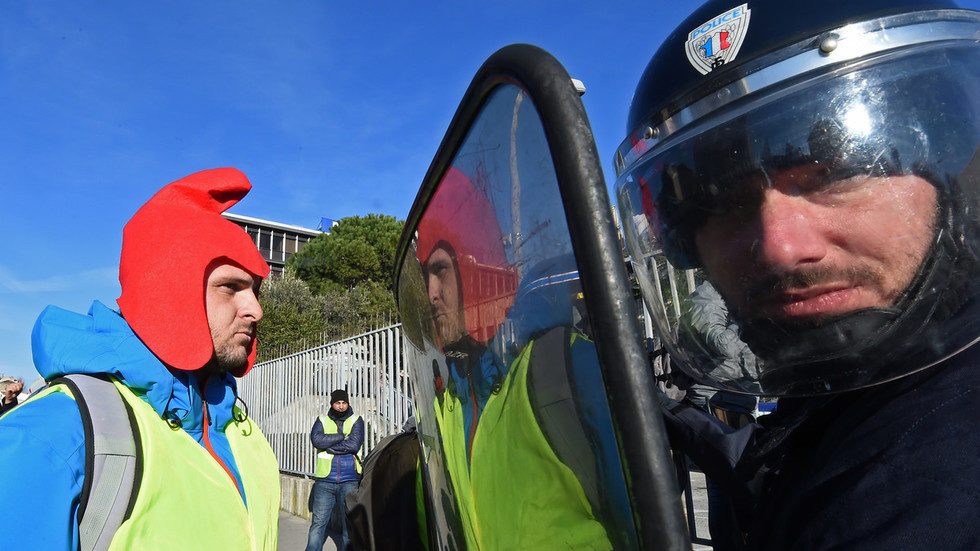 french police gilets jaunes yellow vests
