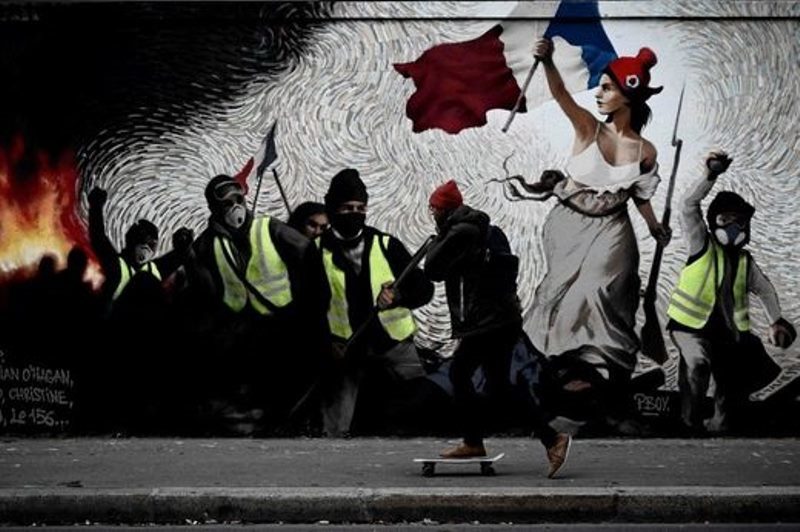 Click to enlarge graffitti france yellow vests