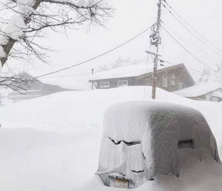 Click to enlarge Myoko on the morning of January 9 after 85cms overnight