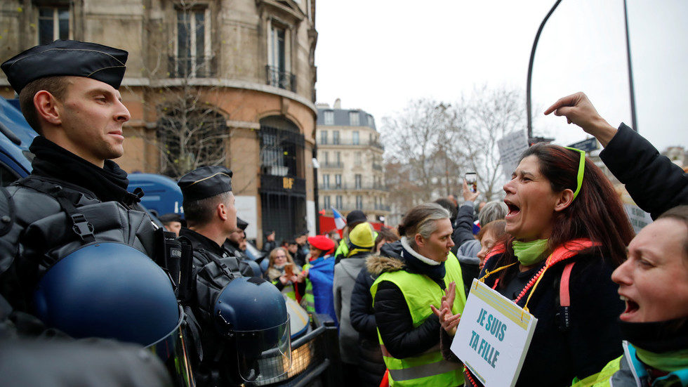 Click to enlarge Yellow vest police woman