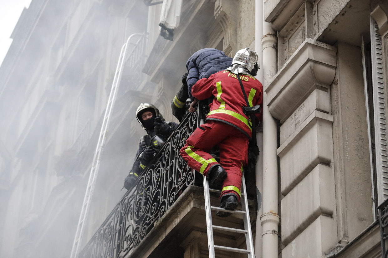 Click to enlarge Paris explosion 3