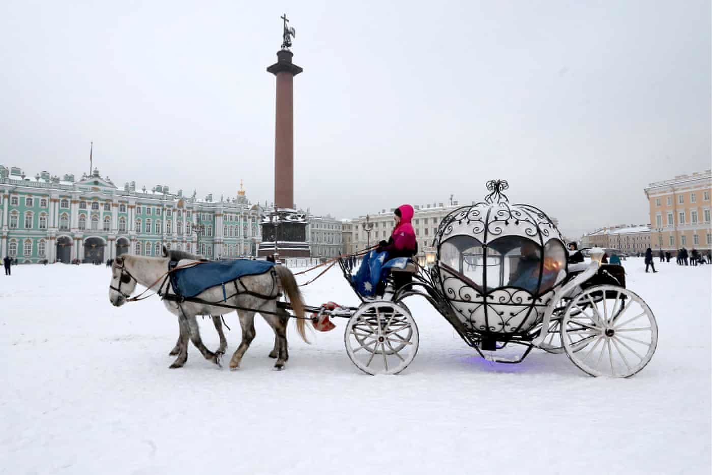 A horse-drawn carriage in Dvortsovaya (Palace) Square near the Winter Palace St Petersburg, Russia