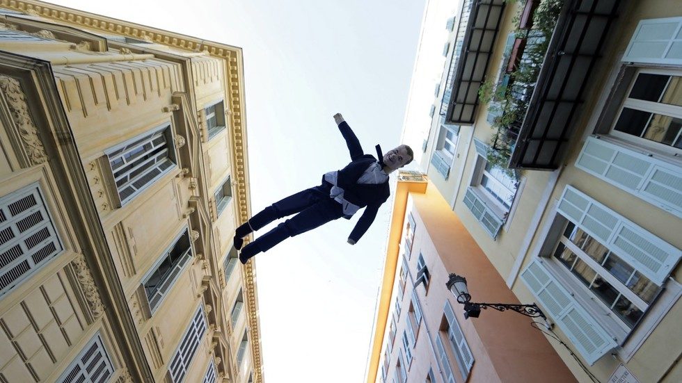 Click to enlarge Macron efigy