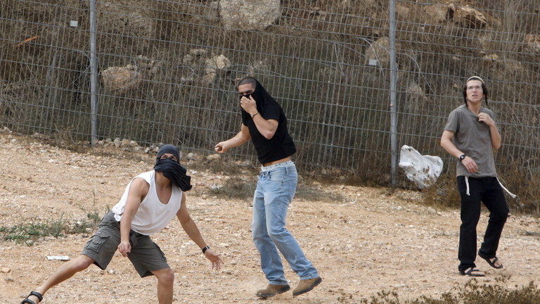 Settlers throw stones