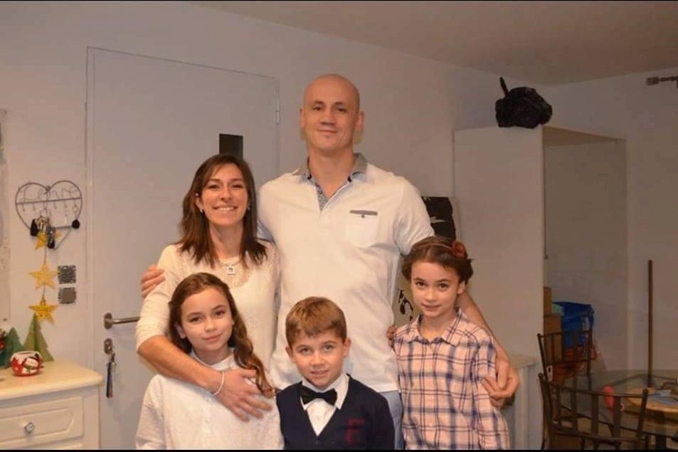 Click to enlarge boxer yellow vest family
