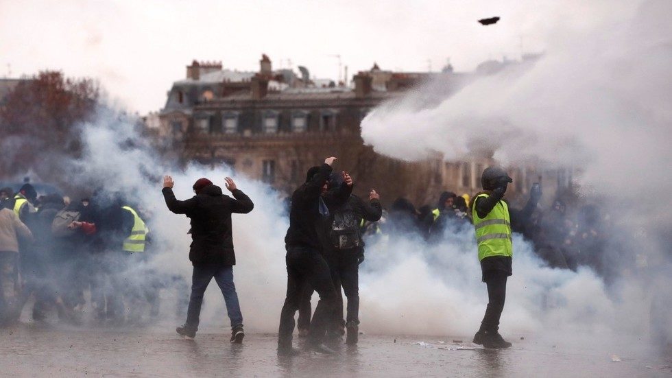 Click to enlarge yellow vest tear gas
