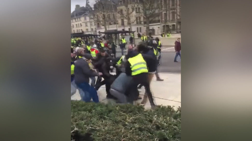 Click to enlarge journalists attacked yellow vest