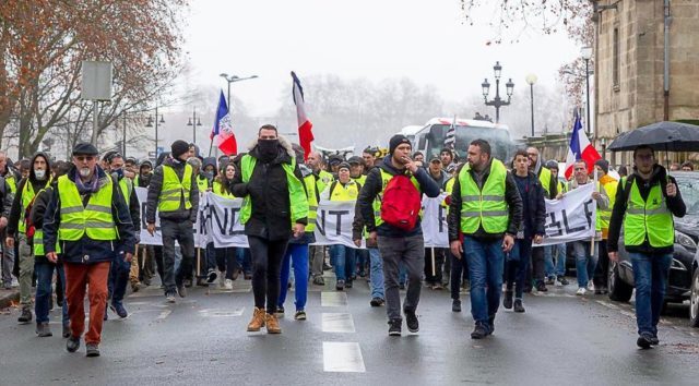 yellow vests paris flags