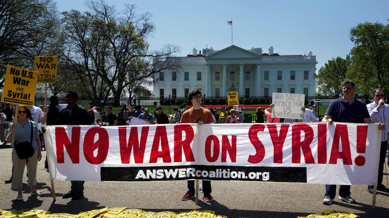 Click to enlarge Anti-war protesters