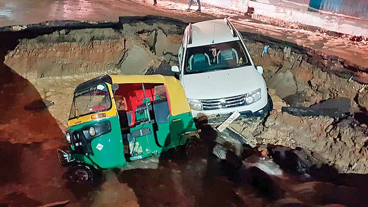 Click to enlarge Road caves in Delhi Minister Gopal Rai reached the spot to inspect it