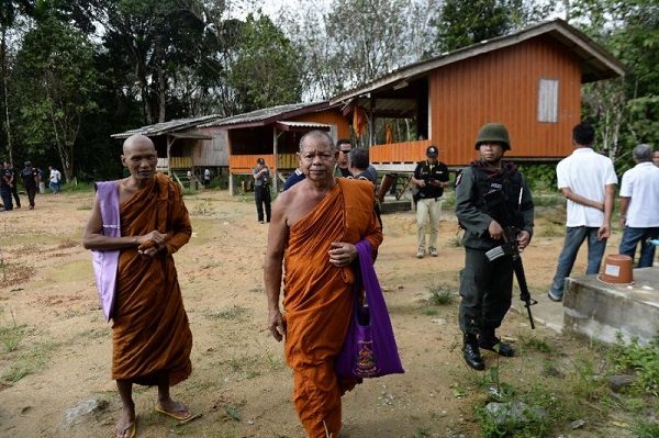 Click to enlarge Buddhist monks and armed Thai police