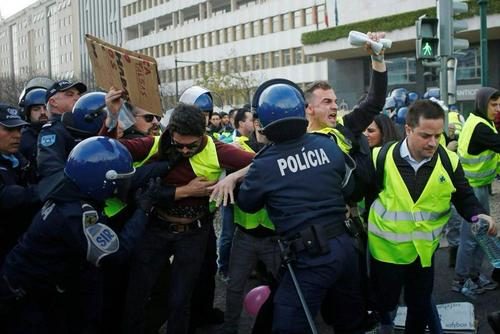 Click to enlarge Yellow vests 5