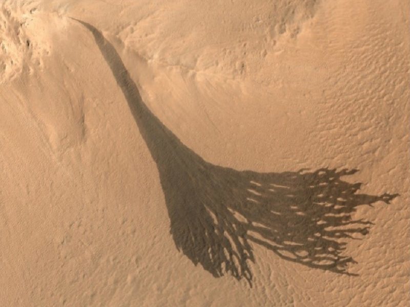 Click to enlarge streaks mars