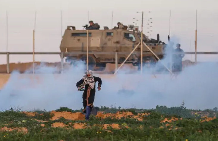 Click to enlarge Palestinian runs IDF