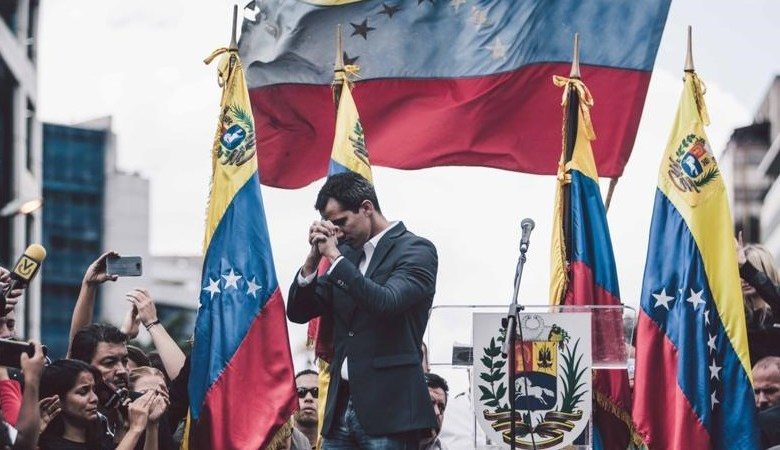 Click to enlarge Guaido praying