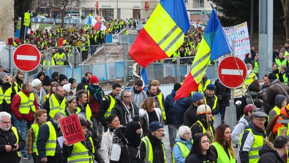 french flag yellow vests