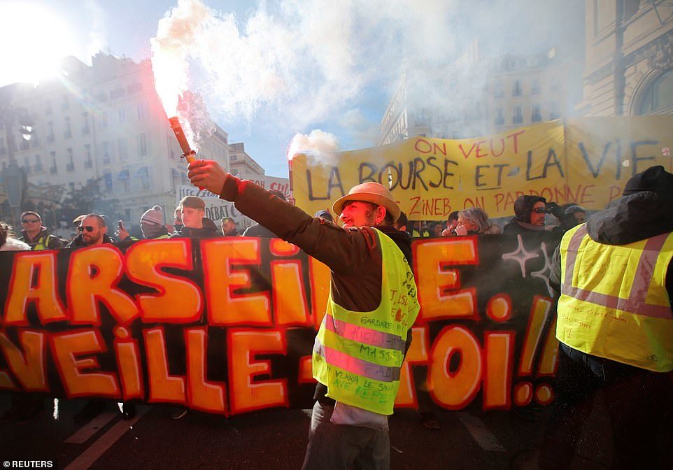 Click to enlarge Yellow vest protests