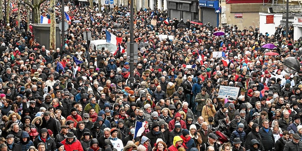 Click to enlarge red scarves protest paris