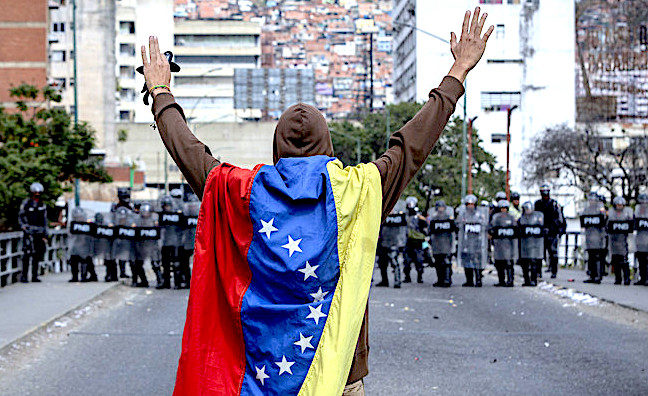 Click to enlarge Flagcaped guy