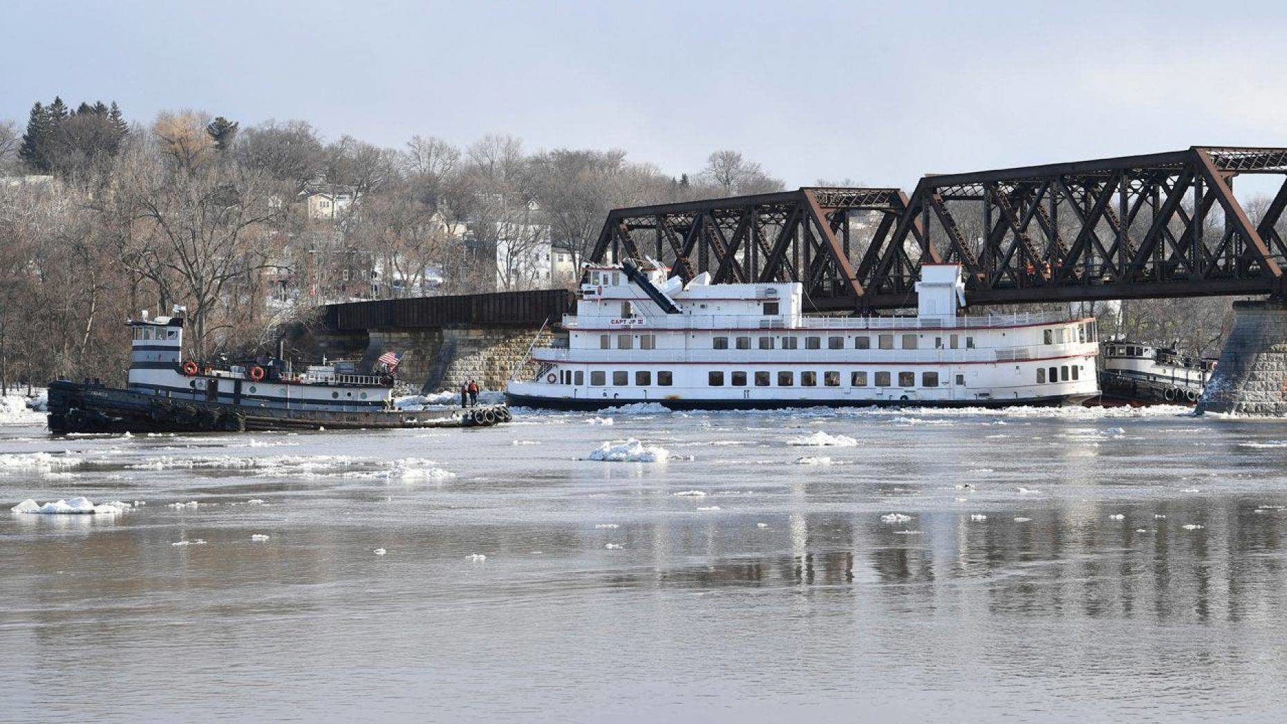Click to enlarge Crews from the tugboats Frances