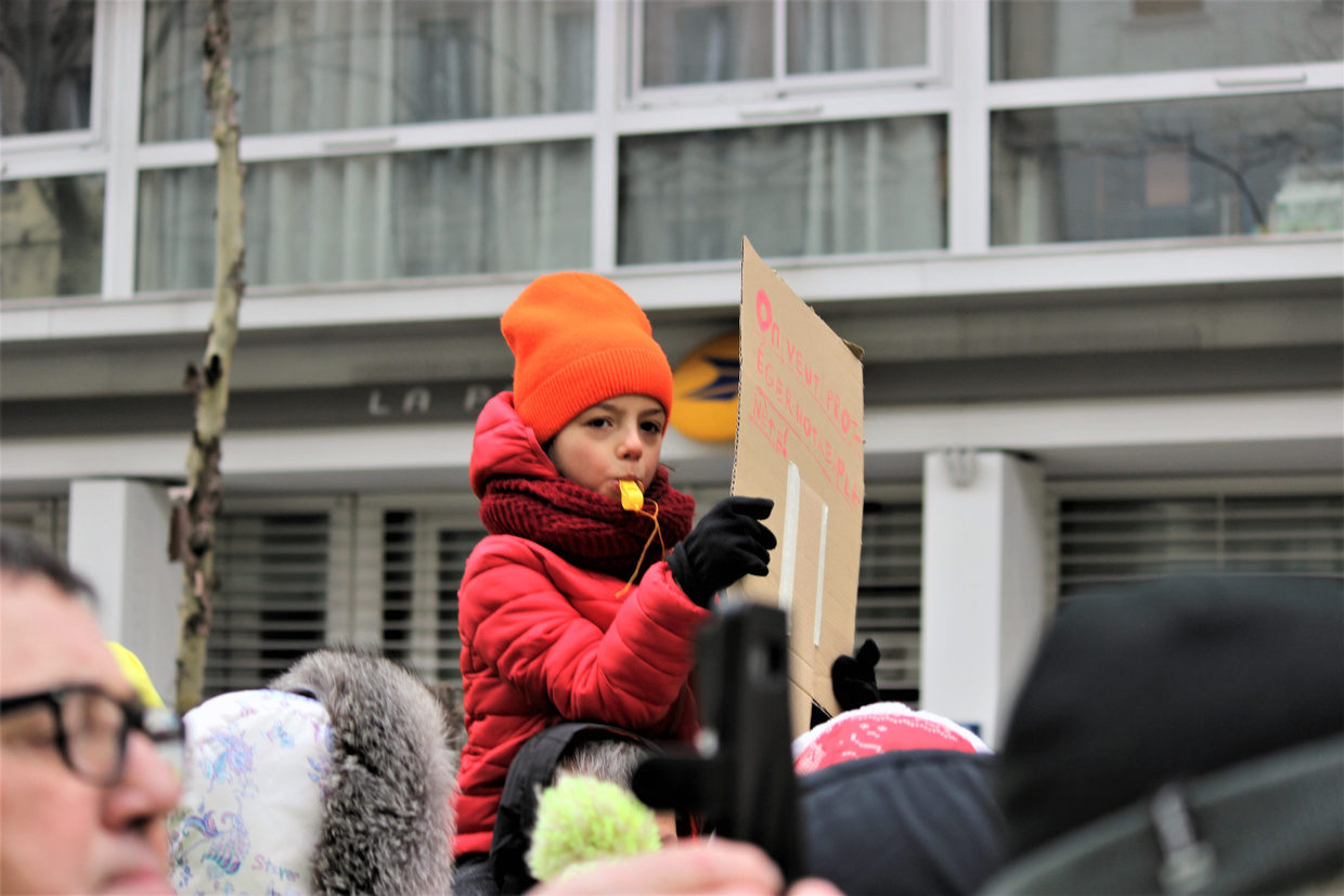 Click to enlarge gilet jaune protest child