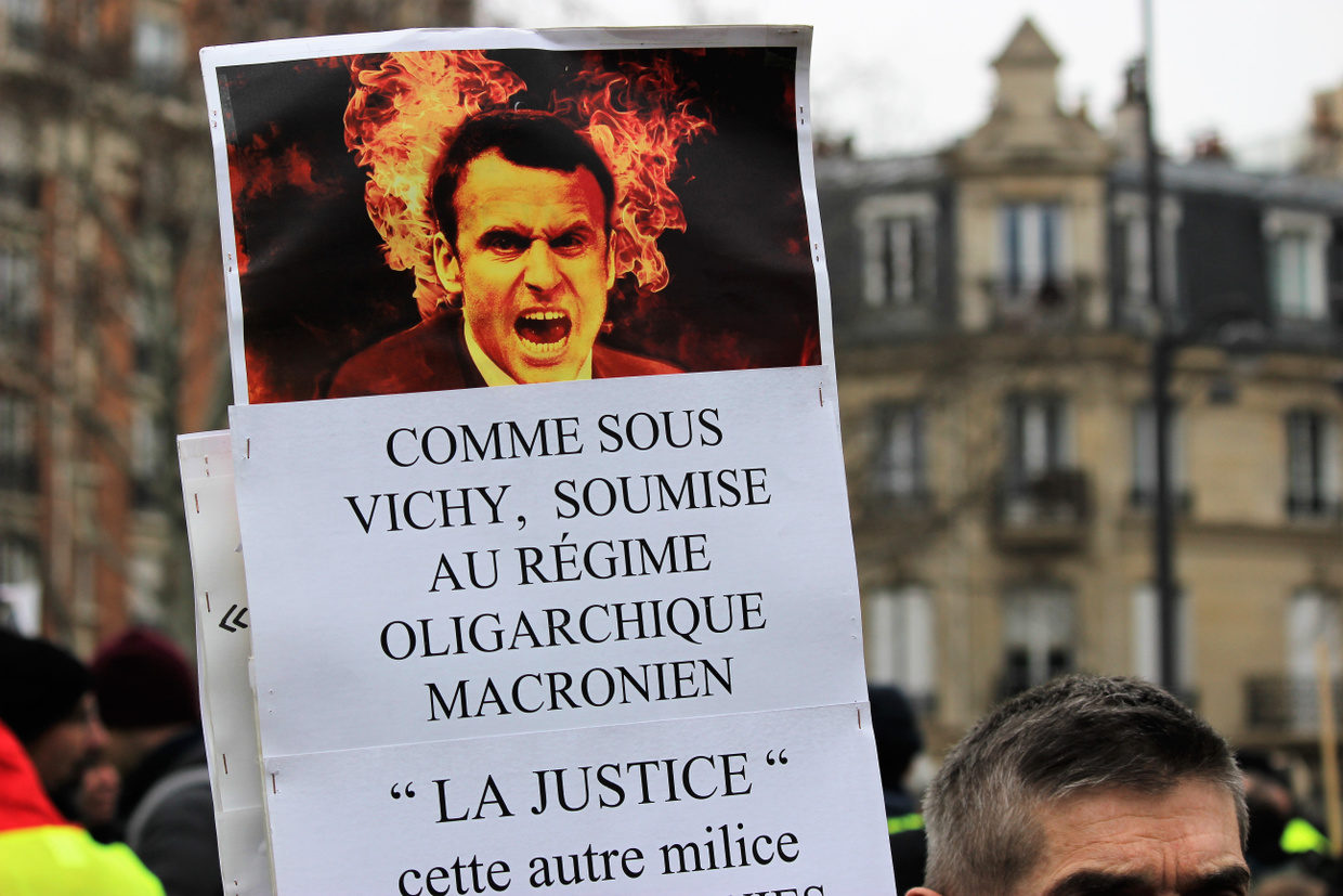 Click to enlarge gilet jaune protest sign macron