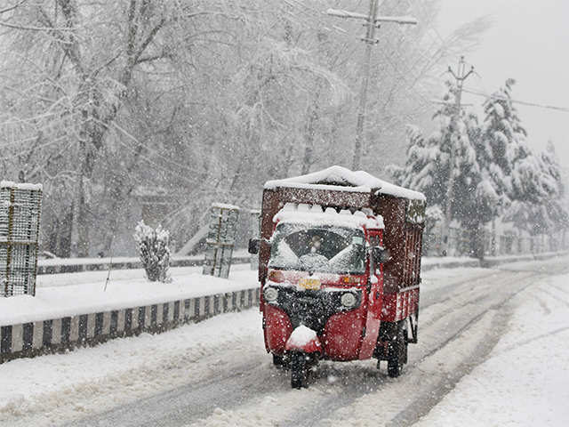 Fresh snowfall cuts off Kashmir